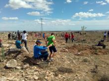 Niños plantando en Corvera